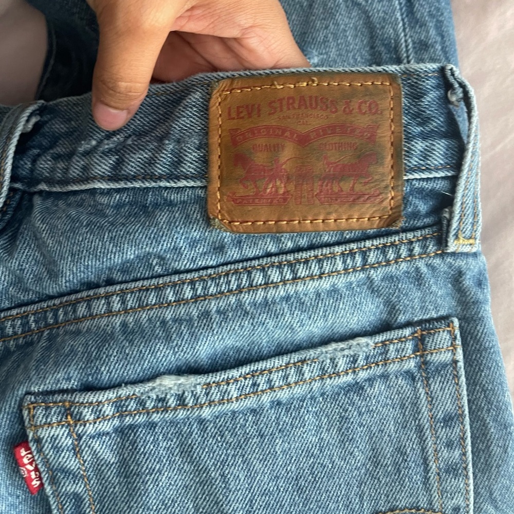 High waisted levi jeans buttons all the way up